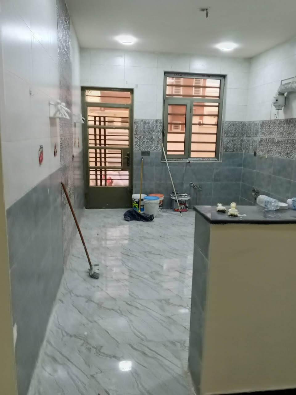 بيت للبيع في مجمع الزيتون السكني في شارع الزيتون في ابو غريب ضمن شركة لوتكا رقم العقار 618 طابق واحد ثلاثة غرف نوم وصالة وهول ومطبخ وحمام عدد 2 بي مبادرة القرض العقاري القديمة بدون فوائد مساحته 252متر الواجهة 12و نزال 20.5 مقدمة 182مليون وباقي اقساط شهريا كل قسط 548 مسدد 35 شهريا وسعره الكلي 292. للاستفسار الاتصال على الرقم ***********.متوفر على واتس اب
