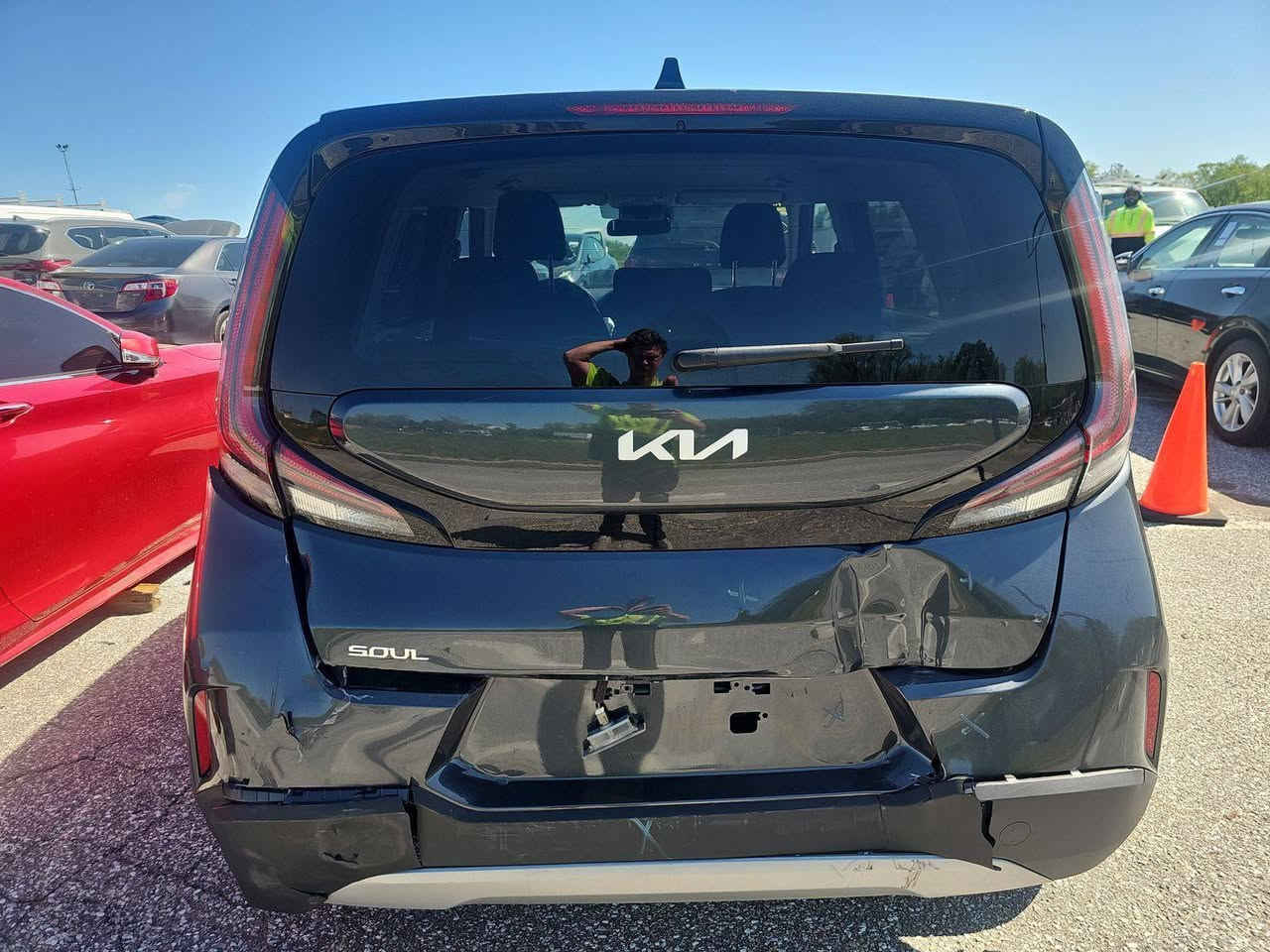 سلام عليكم كيا صول موديل 24 سيارة  حادثها موضح  بالصور تحكم ستيرن حساسات سيارة دخول جديد فحص مؤقت سويج شاشة رادار سرعة السعر 144 وبيها مجال بسيط تواصل فقط على رقم ***********
