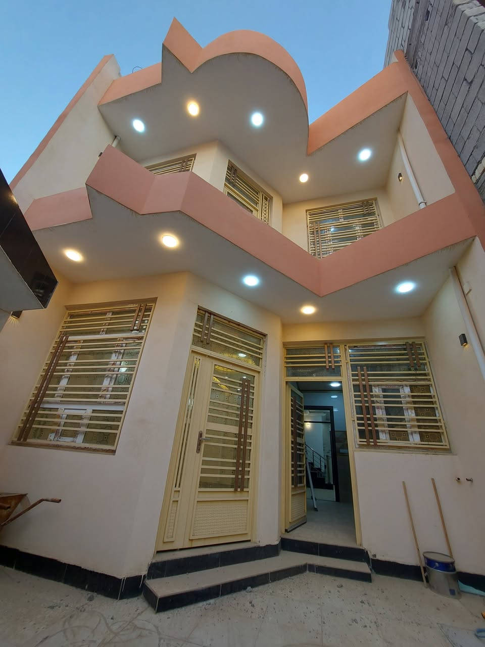 🏤 دار للبيع 🏚 الموقع بعقوبة البحيرة 💥 بناء حديث ⚜️ زيرو غير مسكون 🎈 موقع مميز 🛣 خدمات كاملة 🏭 خلف عمارة الباشا 🔱 نقل ملكية الدار في دائرة الطابو ☎️ لمعرفة السعر لطفا التواصل بالخاص ⭕️ مساحة ( ١٢٠ ) متر 🔺️ واجهه ( ٦ × ٢٠ ) متر 🏩 طابق الأول ( ١ ) غرفة نوم 🏛 وستقبال ⬜️ وصالة 🛖 ومطبخ 🛁 ومجموعة صحيات كاملة 🔶️ ومناور عدد ( ٢ ) 🏘 طابق ثاني ( ٢ ) غرفة نوم 🟨 وصالة 🛁 ومجموعة صحيات كاملة 🟦 مع سطحين ♨️ مواصفات الدار ✅️ الأرضية صب شريطي بتلو 💡كهربائيات الدار بوري دفن سعودي 💠 نقوش الدار مغربي درجة اولى 🎈 الأرضية بورسلين هندي 🛝 بايات الدرج بورسلين هندي درجة ممتازة ⬅️ مع محجر الدرج المنيوم ✅️ وكذلك يوجد مطبخ وكاونتر كامل مع اجهزته 🔹️ وغرفة نوم تركي درجة اولى ⚜️⚜️⚜️
للاستفسار مع مكتب المصطفى للعقار ☎️
 موقع المكتب ⬅️ مدخل العزات مجاور اسواق نوتيلا الغذائية 🛒 او التواصل على الماسنجر او الواتساب على الرقم *********** 📞📞
