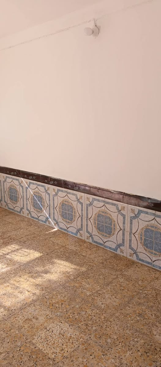 للبيع دار ١٠٠م في حي الوفاء طابق ونص نظيف وفارغ وموقع جيد قريب لشارع السايدين جزيرة وفاء للاستفسار ***********
