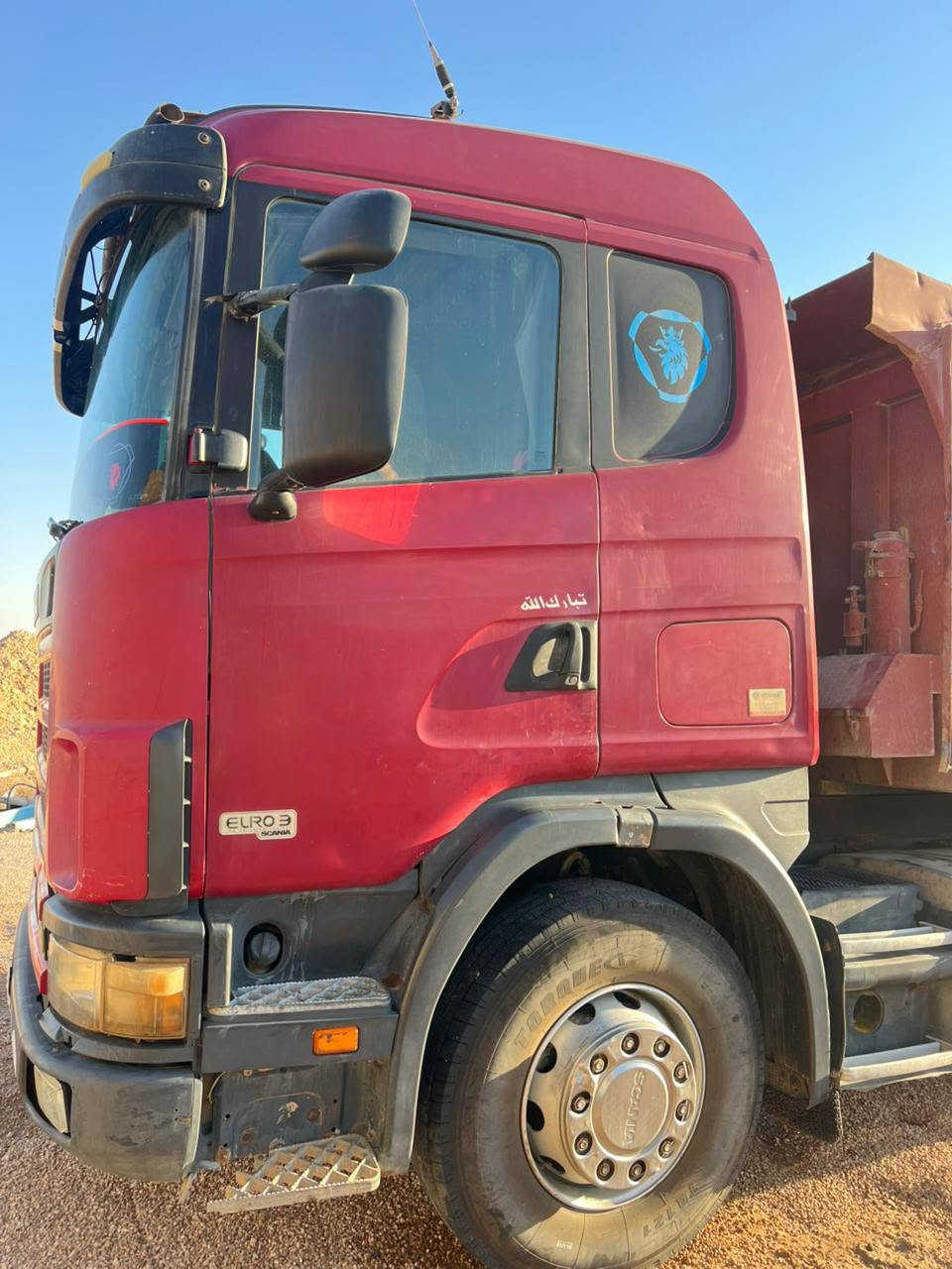 للبيع راس تريله بدون تحويل بدون ضباره مكفوله جاهزه للعمل سعر ١٣٠ ورقه وبيه مجال حك الجيه اتصال ***********
