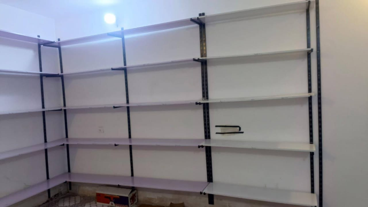 رفوف البيع مستخدمات اسبوع نضيفات كلش طول 12 متر البيع *********** السعر كلش مناسب 300
الف
