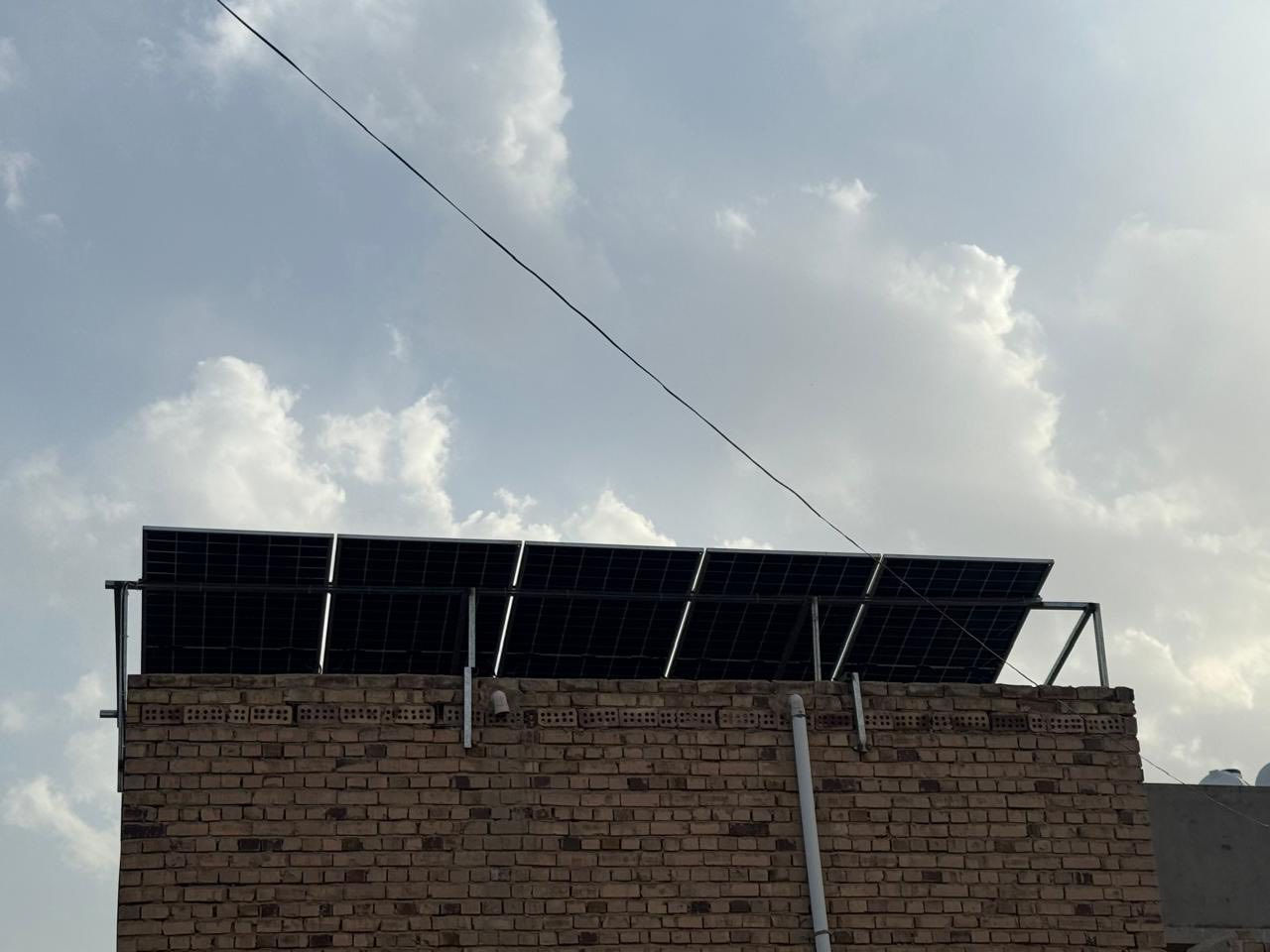 ⸻

⚡️ مو كل شمس… شمس راحة ⚡️
اليوم أنجزنا تنصيب منظومة طاقة شمسية تحچي عن نفسها في
🏡 بيت الأخ عقيل علي
📍 قضاء سومر – الحي العسكري

منظومة مصممة حتى تنسّيك المولدة، وتنهي وجع الكهرباء 👌

🔋 قدرة المنظومة:
▫️ 10 أمبير نهاري
▫️ 6 أمبير ليلي
يعني كهرباء ثابتة… صبح وليل ✨

☀️ الألواح:
▪️ 5 ألواح LONGi 615W
▪️ أداء عالي + ضمان 10 سنوات
(اسم لوحده ثقة)

⚙️ الإنفيرتر:
▪️ Growatt 6kW
▪️ ضمان سنتين
ثبات، هدوء، وكفاءة عالية

🔋 البطارية:
▪️ Deye 5kW
▪️ ضمان 5 سنوات
تخزين ذكي وطاقة تدوم

✨ الشغل مو بس تنصيب…
✔️ اختيار مواد أصلية
✔️ حساب أحمال مضبوط
✔️ تنفيذ نظيف وباحتراف
✔️ ضمانات حقيقية مو حچي

إذا تريد ترتاح من المولدة وتعيش كهرباء مستقرة
📞 تواصل ويانا وخلي الشمس تشتغل عنك
لأن الكهرباء… لازم تكون نعمة مو هم

***********
