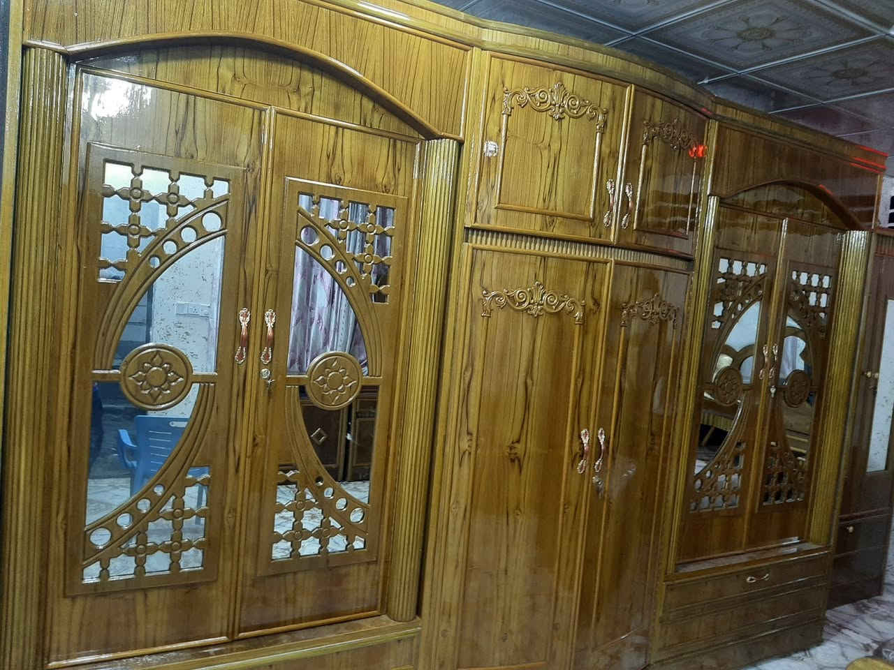 سلام عليكم اخوان غرفه اخشاب اخت الجديده استعمال قليل للبيع سبب البيع نريد ننتقل من مكان الى مكان اخر الغرفه ضخمه تجي وشوف بعينك اي شخص اي خدش ماكو رجائا الميشتري لايعلق ويكسر بحلال العالم ***********
