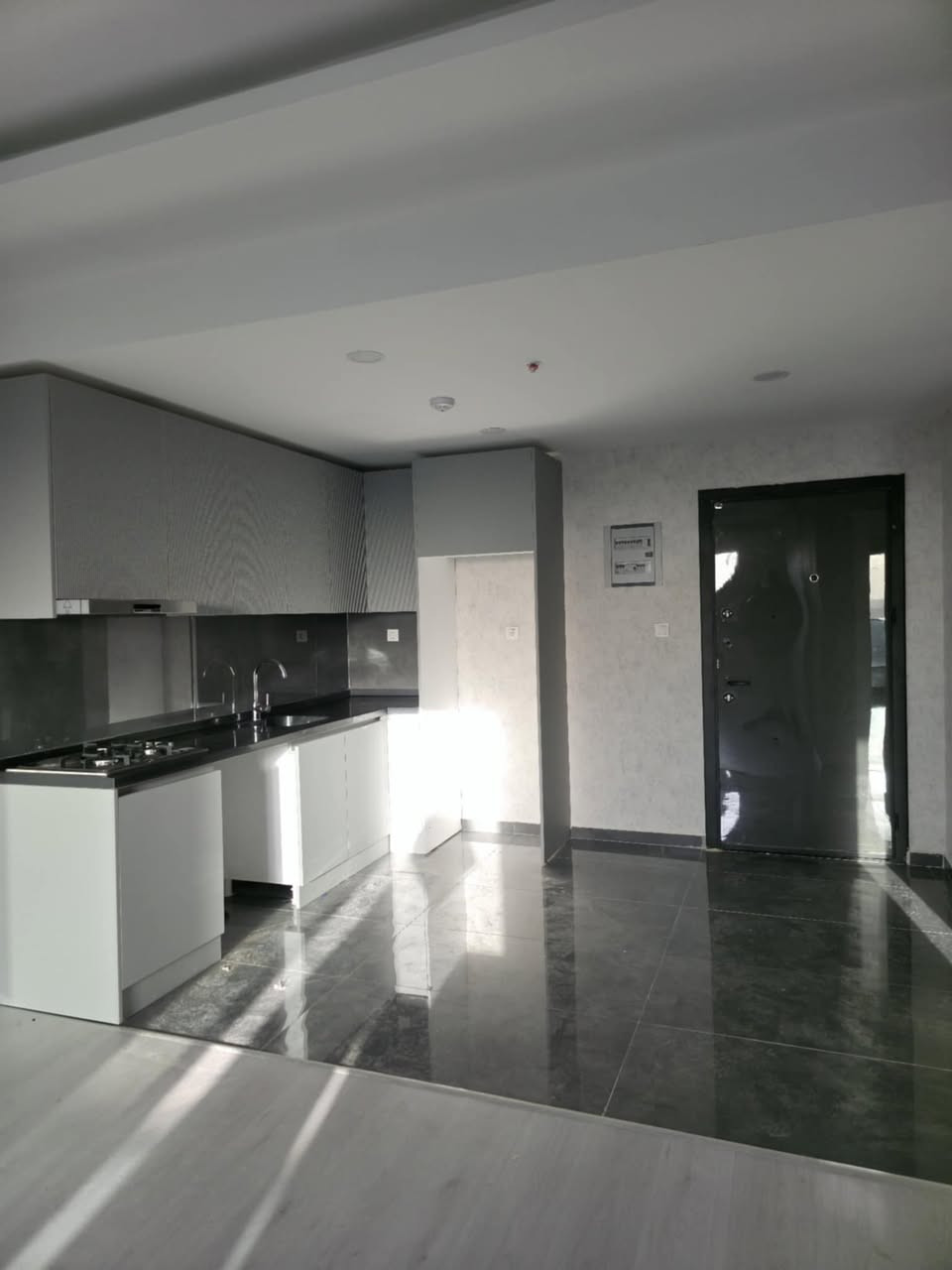 شوقە بۆ کرێ لە کوین تاوەر
یەک ژوری نوستن 1+1 
بۆ پەیوەندی *********** 
شقة للإيجار من کوین تاور
غرفة و صالة 1+1
للاتصال ***********
