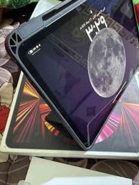 ايباد 11برو 2021 ذاكره 128 معالج m1 120 فريم  بعده عله وضع الشركه لاطا...