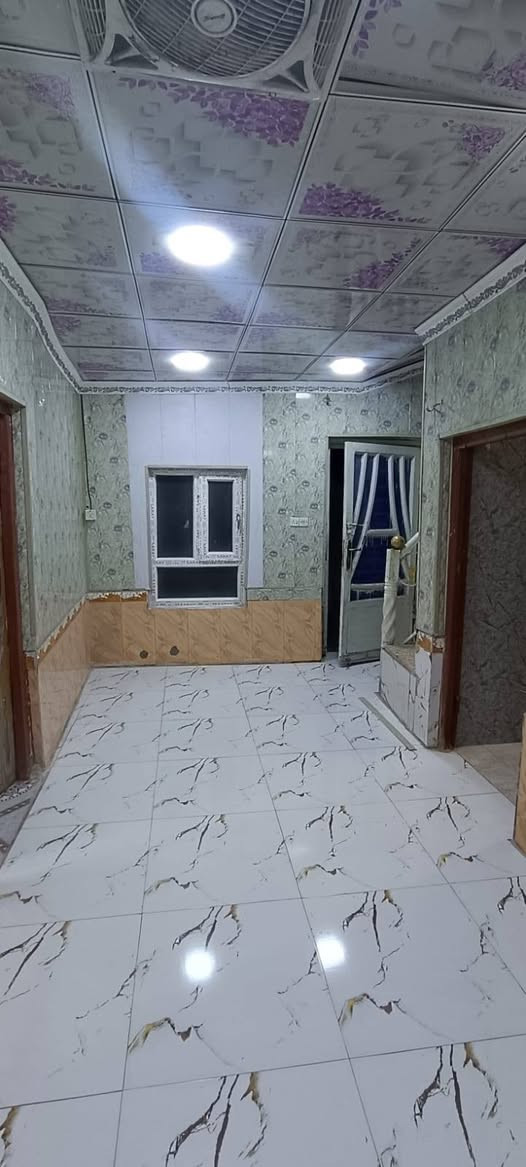 السلام عليكم...
دار خلفي للإيجار الموقع الناصريه حي الحسين قرب مدرسة الاريج وكذلك قرب جامعة العين. 

يتكون من : استقبال * صاله * غرفه * مطبخ * صحيات داخليه وخارجيه مع غرفه كبيره بالطابق الثاني عباره عن مخزن... الدار نظيف وقابل للسكن.

سعر الإيجار ٣٥٠ الف.

---------------------------------------

للإستفسار أكثر زياره مكتب ديار الهلالي للعقارات الواقع في حي العسكري شارع المدارس قرب مدرسه عمار بن ياسر.

رقم الهاتف ***********
