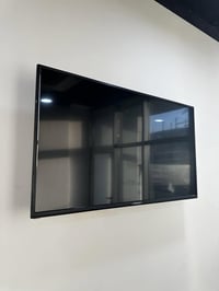 للبيع شاشة بحالة ممتازة شاشة مسطحة بتصميم أنيق وإطار نحيف ✨ مثبتة على ...