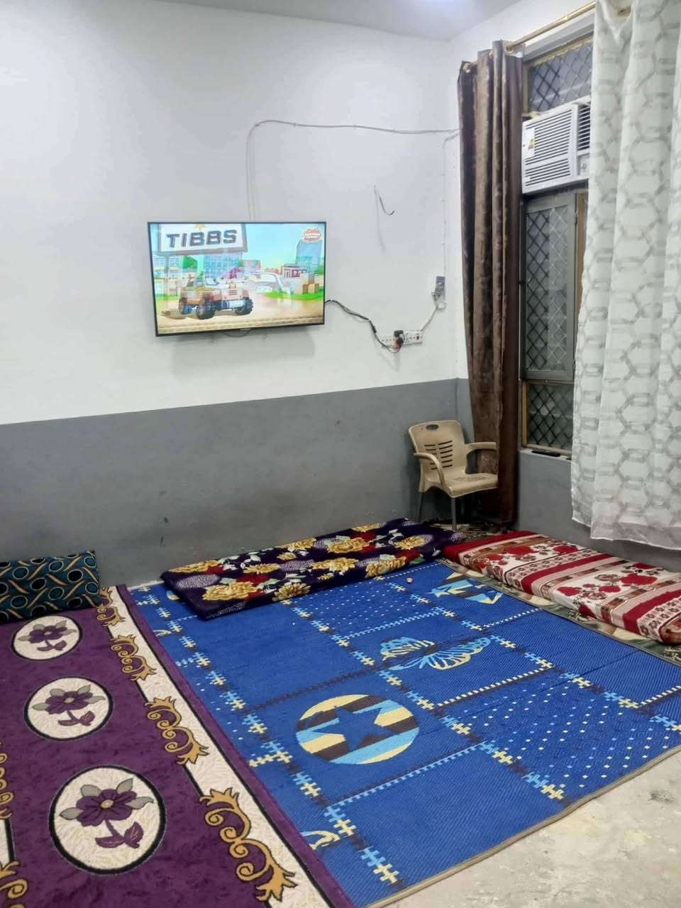 دار للبيع مساحه 100 بناء حديث الموقع خلف مستشفى بلدروز العام مكون من هول و مطبخ وصاله وغرفه انوم وصحيات وترك وبيتونه كبيره الاستفسار على رقم ***********
