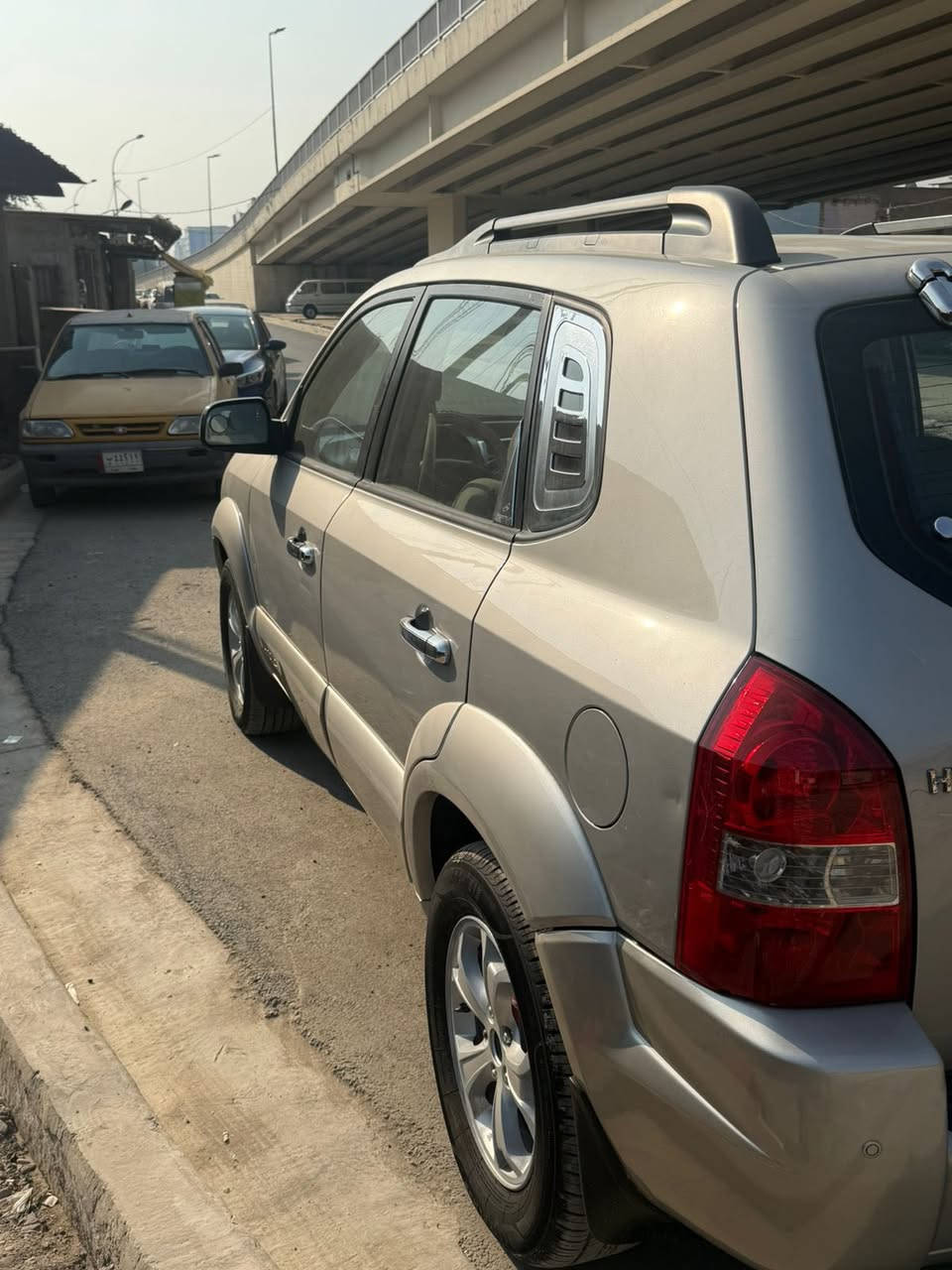 سلام عليكم 
توسان موديل 2009 مكفولة كفالة عامة عدا بارد ب الجاملغ الامامي الايسر جهة السائق 
فول مواصفات 1/1 
بصمة 
تشغيل عن بعد 
فتحة سلايد 
3 شاشات 
تحكمات ستيرن 
سيارة فول للاخير نادرة ب موديلها 
مكينة 2000 دوش مكفولة هي و الكير 
رقم بغداد ب اسمي مداور ثاني يوم 
مكاني بغداد / الكرادة / بارك السعدون 
السعر خابر و تدلل 
***********
