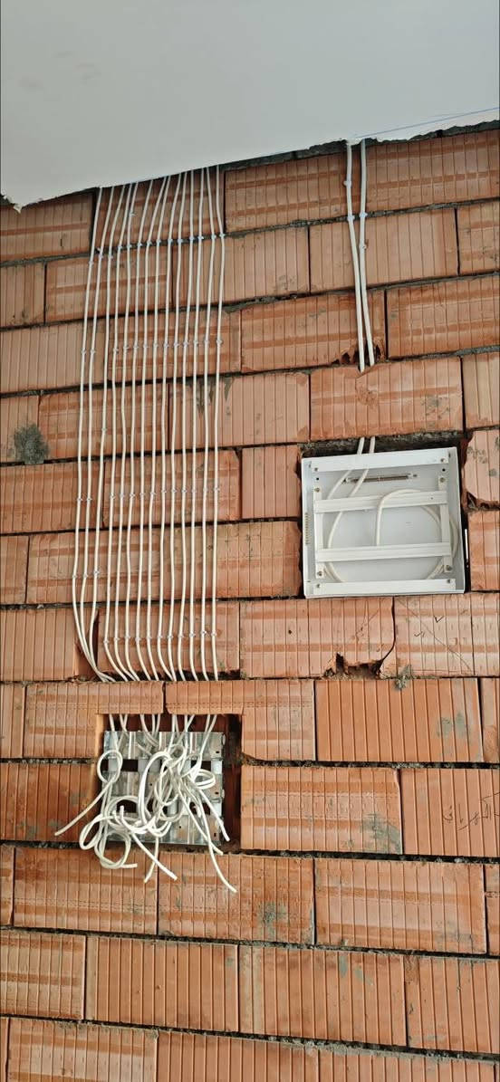 كهربائي لكافة انواع التصميمات و التأسيسات و التصليحات 
***********
‏‪0772 501 0198‬‏
