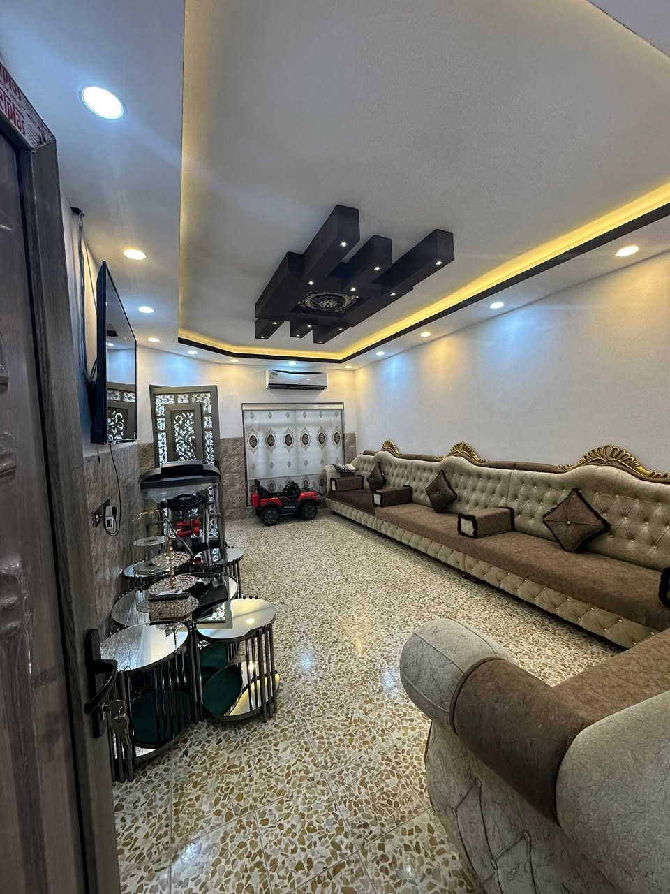 سلام عليكم
بيت 🏠 للبيع في حي عدن موقع مميز من جهت سايدين بكر 
شارع 15 
بناء فول حديث سند طابو الزهور شرط التحويل 
مساحه البيت 🏠 150 متر واجها 7.5 متر 
يحتوي البيت 🏡 ع استقبال وهول وغرفتين نوم 🛌 ومطبخ وصحيات خارجي وداخلي ومناور وكراج سياره وبيتونه 
يحتوي البيت 🏠 ع 
نظام كاميرات 
نظام سبالت 
نظام غسالات 
نظام دشات 
نظام دكتات 
للاستفسار عن سعر البيت 🏡 الاتصال ع الارقام 
***********
***********
