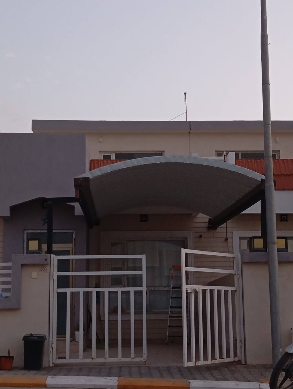 عرض اليوم فقط مترمربع 22الف سقيفه كيسبان بدال 30الف سارع او احجز يتوفر كافة قياسات مدد انجاز يوم يشمل حديد +صبغ +گير بي او هديه ضمن سقيفة مرجوحه نفرين هديه📝 واحد خانقين ديكورات سروك حداد ⚒️ 
***********
