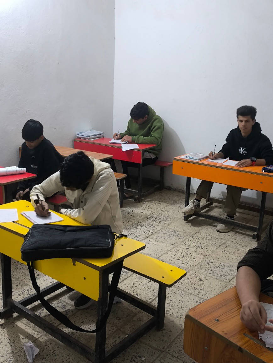 جانب من امتحان الفيزياء للصف الثالث المتوسط تحت إشراف الأستاذ سعد نعيم في مركز النجاح والمستقبل مقابل التربية الأساسية بالضبط صيدا القديمة للاستفسار 
***********
