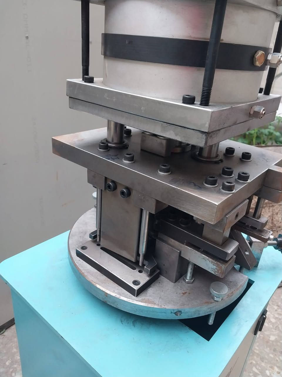 السلام وعليكم مكبس هواء ٦×١ صيني جديد غير مستعمل السعر ٨٥٠ دولار بغداد بوب الشام *********** الشراي يتصل
