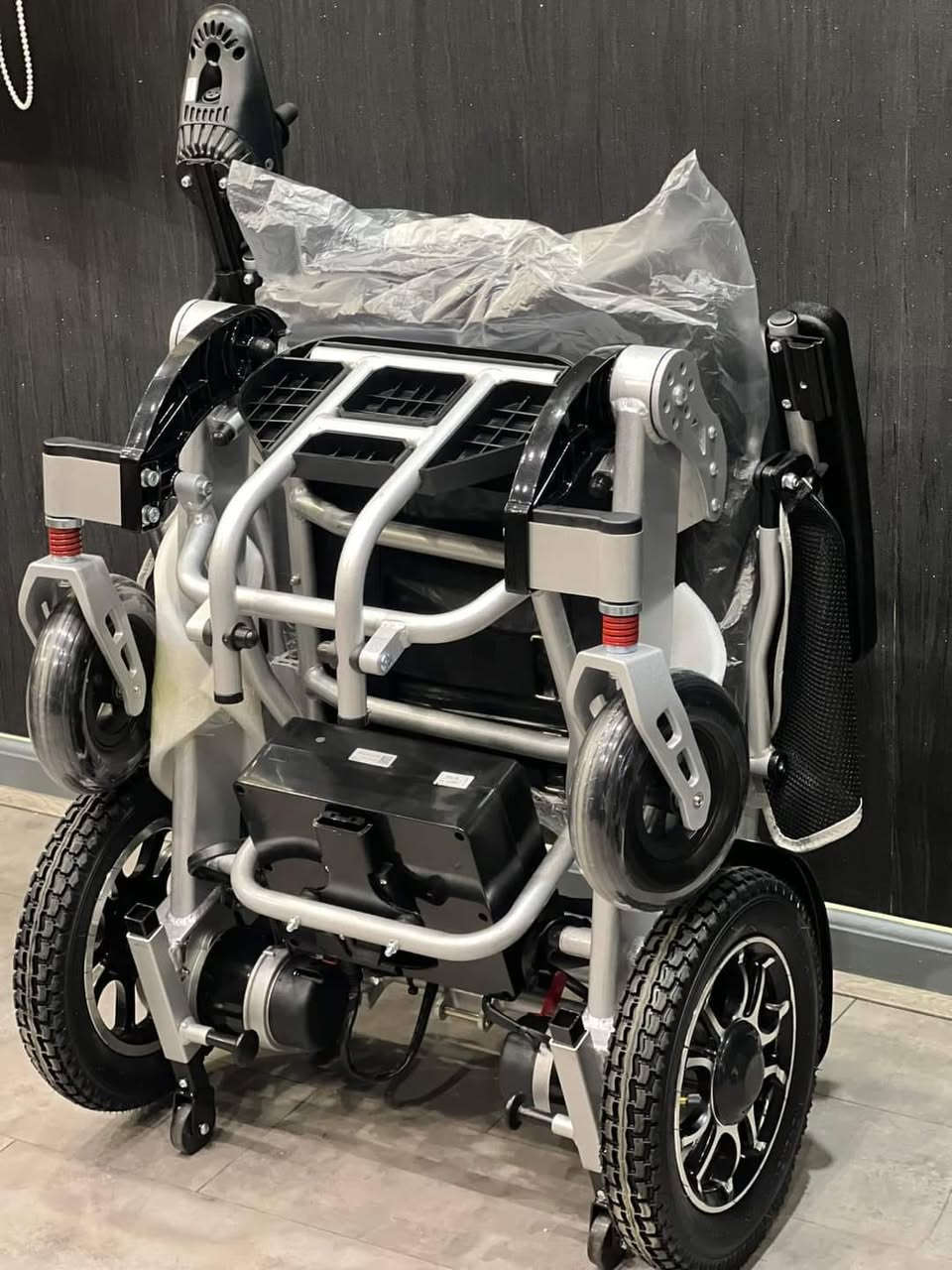 كرسي كهرباء متحرك 
خفيف الوزن وسهل الحمل 
بطاريه ليثيوم 
يمشي مسافات طويله 
السعر مليون 
بالضافه توصيل مجاني لباب البيت 
*********** واتساب
