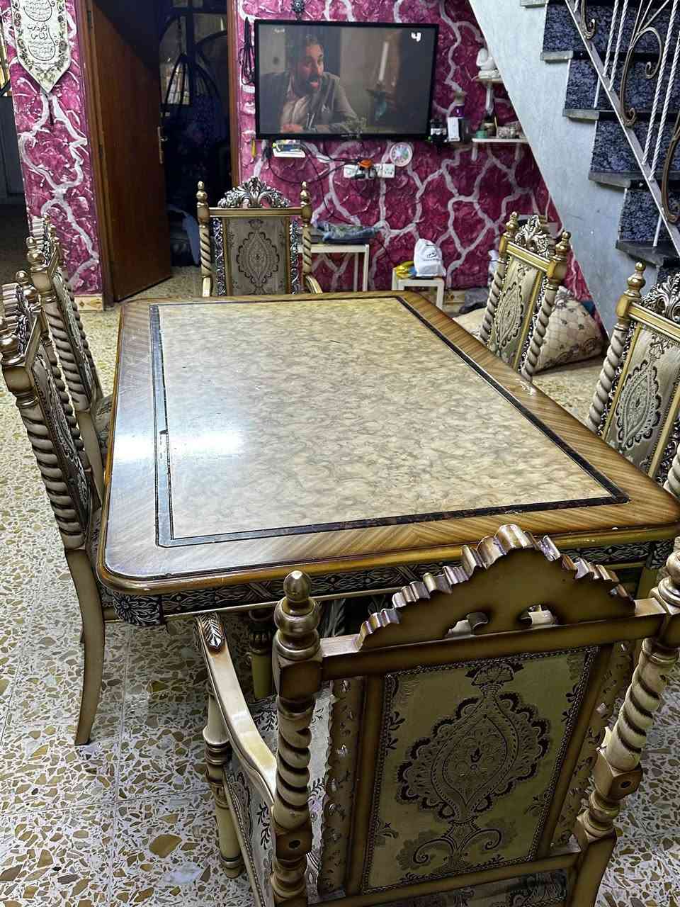 ميز طعام ملكي للبيع
بسعر 700 الف الميز نظيف بس الكراسي مالته يحتاجلهن صيانه 
مكاني بغداد الزعفرانيه 
***********
