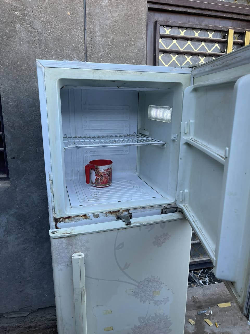 سلام عليكم ثلاجه للبيع ماداخله تصليح ابد شرط الفحص والقناعه ب75 وبيه مجال للطيبين ***********
حله ورديه خارج توصيل موجود
