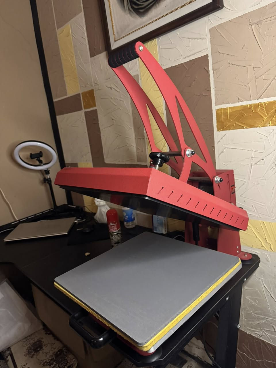 السلام عليكم مكبس حراري 40*40 ويا طبعات وعلاليك شي ان وعلاليك ورقيه وخلفيه بكراون حمره واكو كم تشيرت وكم هودي وشغل مرتب وانطيك كل تفاصيل حتى شغلك يصير مضبوط 100% اعلى شغل متواجد فيس و واتساب 
***********
