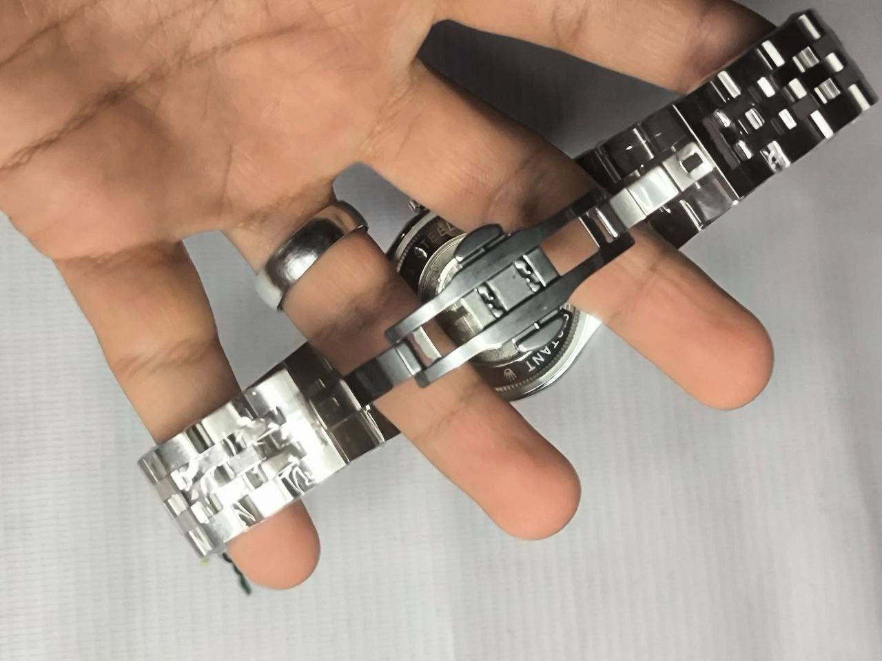 ساعة
ساعة تحفة فنية
مكينة كوارتز ناعمة ( ماطور)
ظهر كشف ( سكلتون )
ميناء بحري مميز بدزاين جدا مميز
 اميال لامينوس 
زجاج زفير ضد الخدش 
وسير مصنوع من الستانلس ستيل ضد الصدا
قفل فراشه
الساعة ضد الماء والغبار 
الساعة مختمه من كل مكان

السعر :- 35 ع اول تم 
للحجز والاستفسار يرجى الاعتماد خاص


**إذا كنت صاحب هذا الإعلان وتريد حذفه لأي سبب، رجاءا أرسل رسالة إلى الدعم الفني**