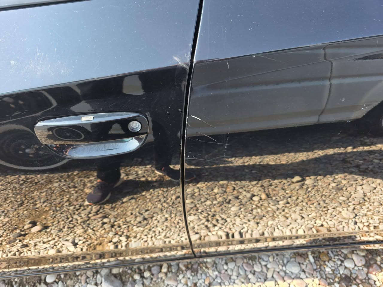 📣 دوج جارجر 2023 - بحالة ممتازة (وارد أمريكي) 🇺🇸
سيارة مال جنّاي ونظيفة جداً، استيرادي الخاص ومستخدمها بإيدي.. يعني السيارة "على وضع الشركة" ومكفولة من كل نواحي الميكانيك والكهرباء  ضررها خلف العبر جاملق كما موضح 

⚙️ المواصفات والتفاصيل:
الموديل: 2023.
المحرك: 3.6L (V6) - بحالة ممتازة.
الرقم: بصرة ألماني.
المسافة المقطوعة: 77 ألف كيلومتر فقط.
الحالة العامة: كلشي شغال (تبريد، كهربائيات، أنظمة)، السيارة برغي ما متبدل بيها.
🛠️ حالة البدي (الضرر):
السيارة وارد أمريكي، الضرر كان بالجاملغ الخلفي وجهة العبري:
تبديل باب خلفي (جهة العبري): بقطعة أصلية موديل 2023 ونفس اللون الأسود (بدون صبغ).
الجاملغ الخلفي: صبغ فقط لتعديل الضرر.
الشاصي واللغد: سليمات 100% وكفالة بشرط الفحص.
✅ الكفالات (بشرط الفحص):
كير: كفالة عامة.
محرك: كفالة عامة.
كهربائيات: كفالة (كلشي شغال 100%).
ميكانيك: كفالة "برغي ما متبدل" وعلى وضع الشركة.
💰 السعر والمعلومات:
السيارة جديدة جداً وما محتاجة أي مصاريف، "دير بنزين واطلع".
السعر: 265. قابل للتفاوض (بالمعقول) بعد المعاينة.
📞 للتواصل والاستفسار، يرجى الاتصال على الرقم التالي:
0 770 708 8220 الزبير, البصرة
