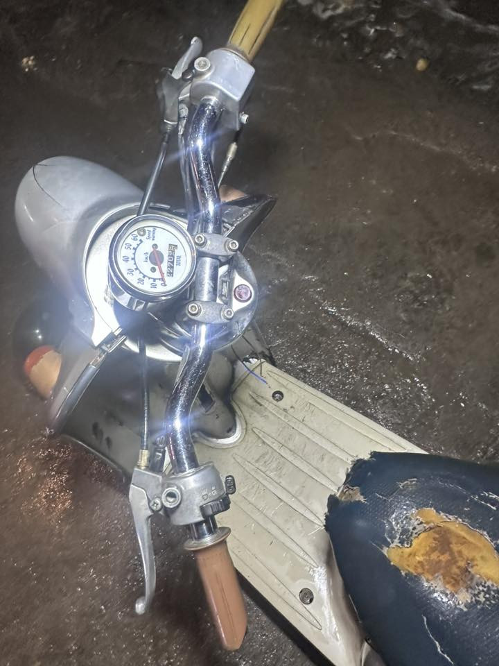 السلام عليكم للبيع دراجه كلاسك خير من الله نكره هندر واحد بك لايت جديد ليه جديده اشاير جديد كامله سوداتها قبع هندر واقيه صالنصه نقص باتري بريكات بل مكان ناعمه لايت امامي شغال سعر 175 بيها مجال مكاني البياع تقاطع درويش رقم ***********
