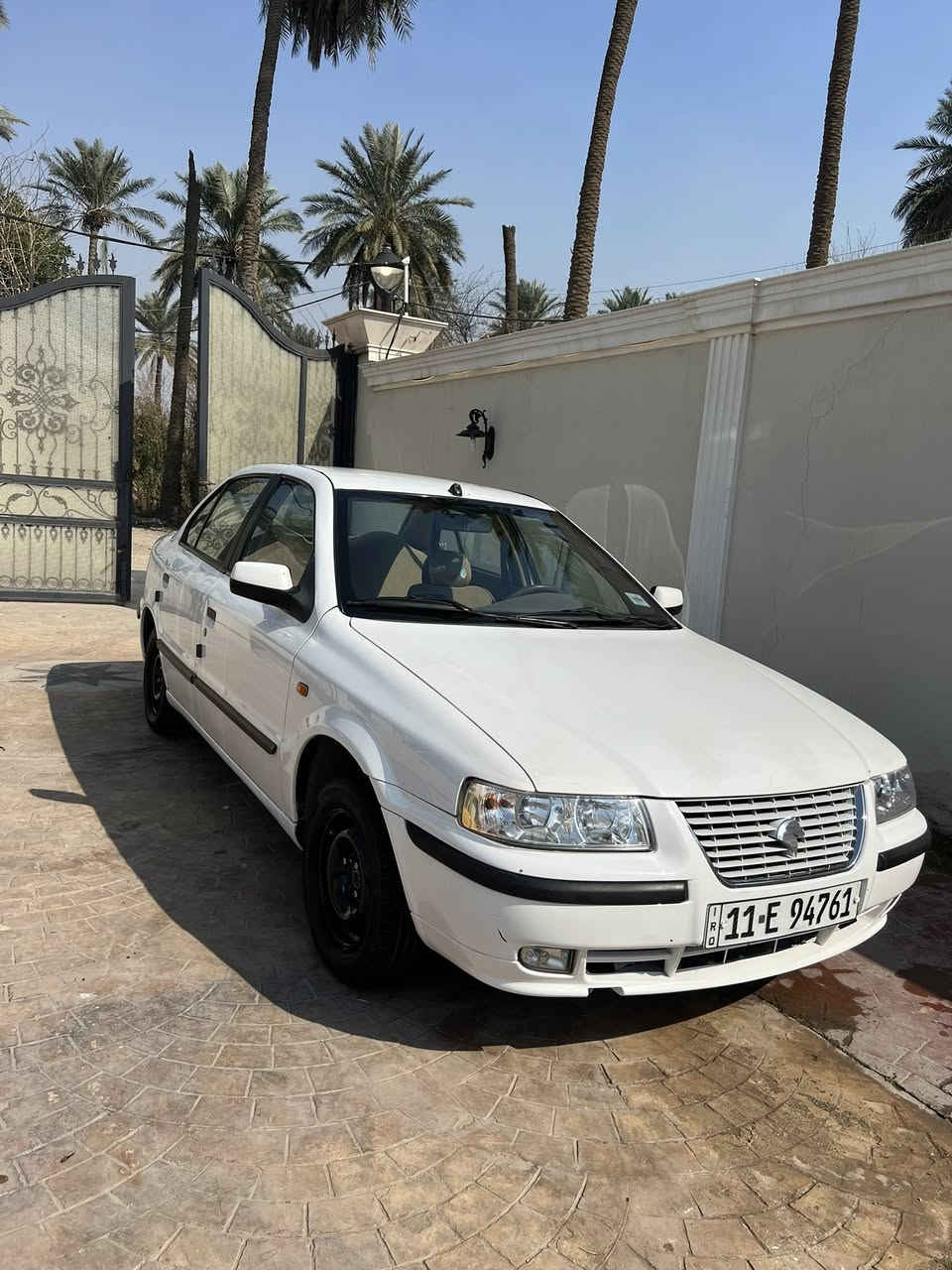 سلام عليكم 
سمند 2013 
كرستال ناطقه
بيها جاملغ امامي صفحه السايق مبدل فقط 
بدون حادث او بدون صبغ ومعجون نهائي 
باسمي تحويل ثاني يوم 
السياره محاجه اسولف الصور تحجي وبل حقيقه احله تجي وشوف بعينك وتحكم على نضافه الكشر 
مكينه كير حداديه كاملات للأخير بدون نواقص السياره 
*********** عنواني بغداد
