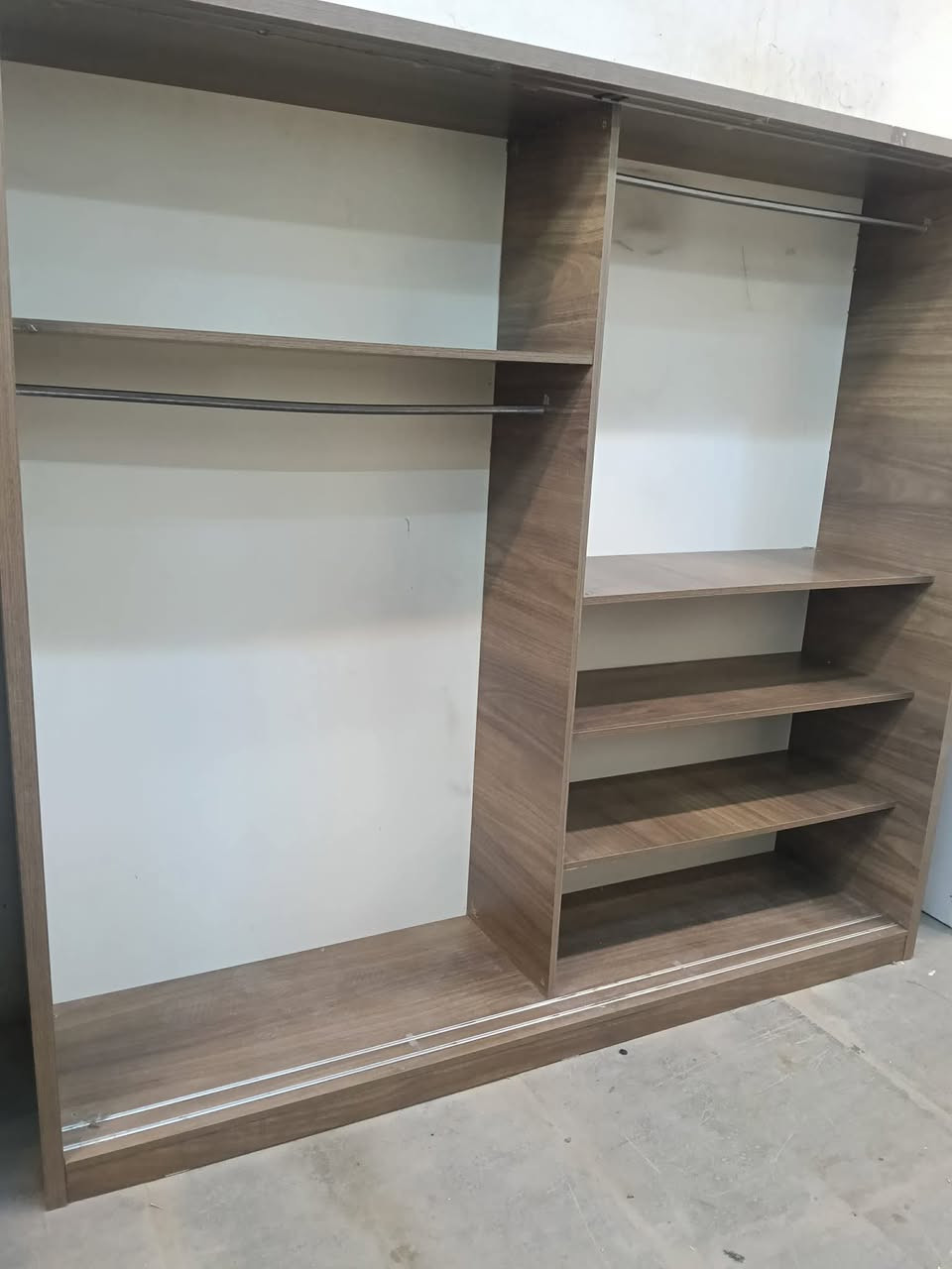 غرفة نوم مستعملة🇹🇷
 نضافة 90 ٪💯فول نضافه
عدد القطع /5
نضام / سلايت💢
سعرها /375💸
شد ونقل داخل بغداد مجاني🚛
يوجود توصيل محافضات 🚛


**إذا كنت صاحب هذا الإعلان وتريد حذفه لأي سبب، رجاءا أرسل رسالة إلى الدعم الفني**