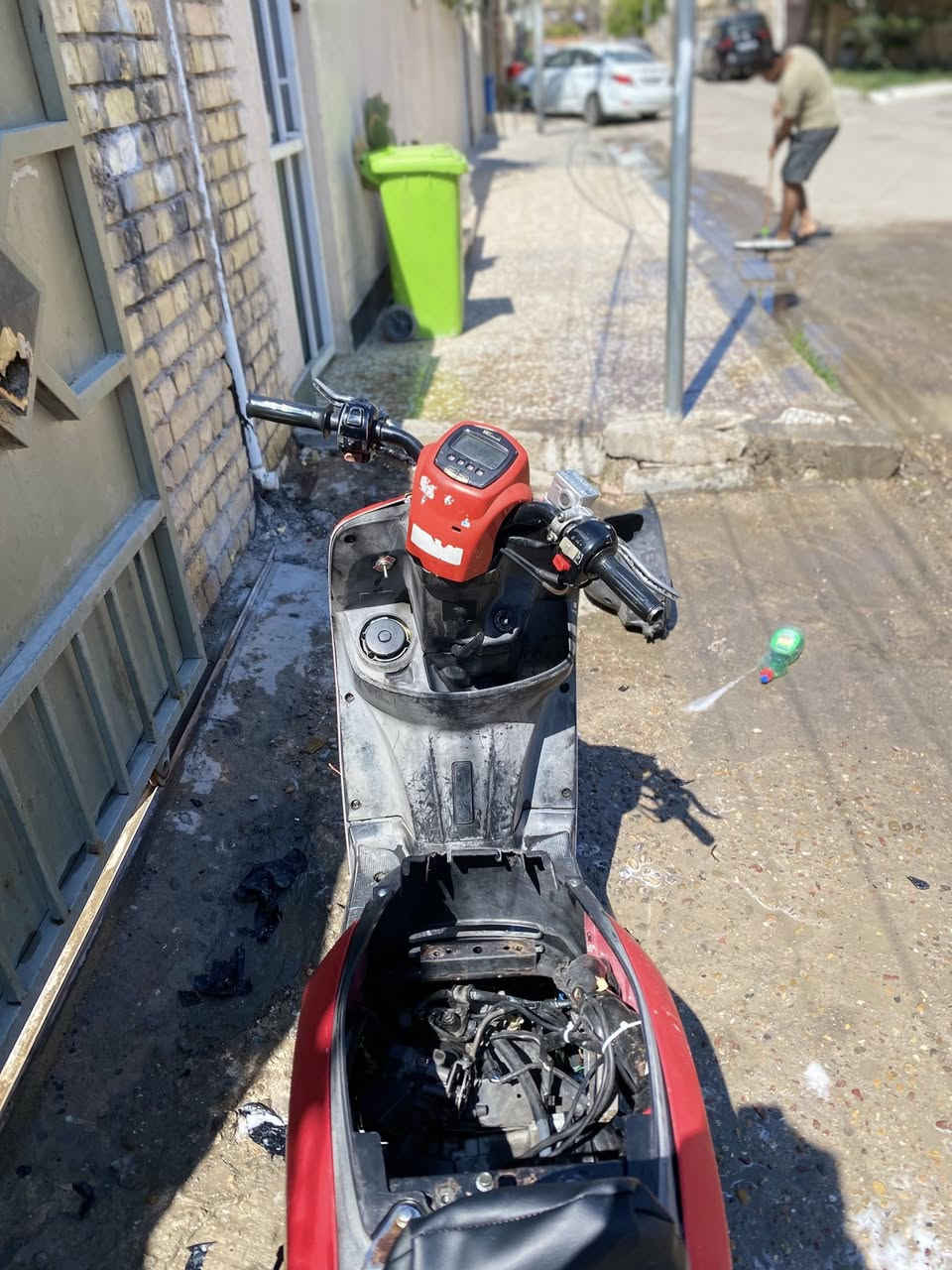 السلام عليكم دراجه بوليس ونوزل ١٢٠  الدراجه محركها خير من الله الدراجه بلاديه سلف بلادي نكره سلف اشاير هورن لايت عالي ناصي بكلايت شغال الدراجه خير من الله كفاله لونها احمر علا برتقالي ختم واحد محركها ما مفتوح جيب مصلح و تعال افحص الدراجه بحالت الوكاله السعر 600 وبيها مجال المكان الغزاليه شارع المركز الرقم ***********
