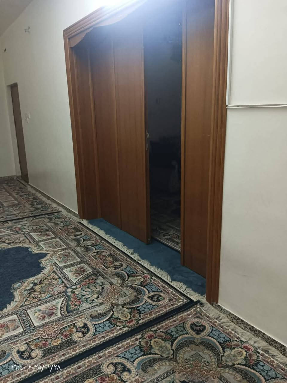 بيت 400 مترطابق ونص للايجار (مليون) شهريا استقبال وصالة وكليدور وغرفتين وصحيات داخلية وخارجية ومطبخ وكراج سيارة وحديقة 
الطابق الثاني غرفتين  .. ركن على شارعين (الروان والزهور) بالقرب من مطعم جمار حي الاشتراكي


**إذا كنت صاحب هذا الإعلان وتريد حذفه لأي سبب، رجاءا أرسل رسالة إلى الدعم الفني**
