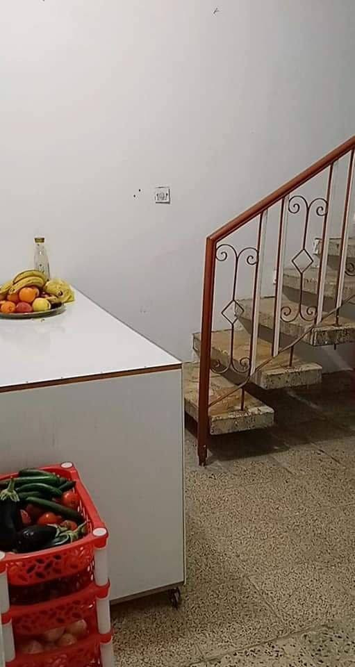 دار للايجار معزول
غرفة وصالة ومطبخ وحمام وتواليت خارجي وداخلي وبيتونة وسطح على عموم الدار مساحة ١١٠ متر
الدورة الميكانيك منطقة التجارة المربع المقابل الى لحوم اسيا على شارعين ١٥ متر ومنطقة هادئة 
السعر قفل 400 الف
للاتصال ***********
