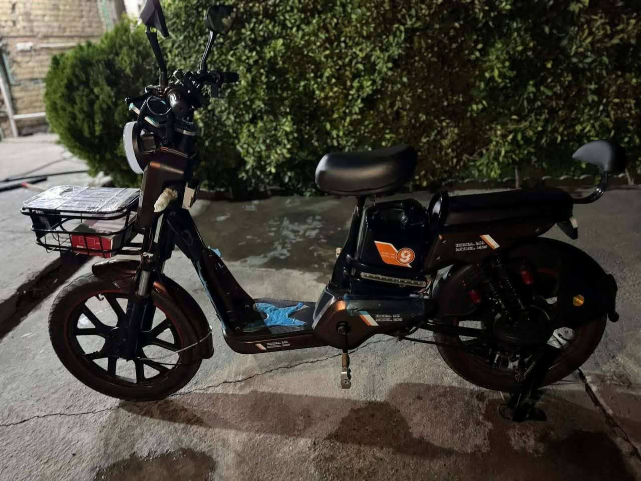 موطور شحن اربع بطاريات يجي بنظام اربع سرع وتشغيل كارت وبصمه عن بعد وسويج موطور جديد صارله شهرين بس السعر 400بيه مجل بصيط رقم ***********
