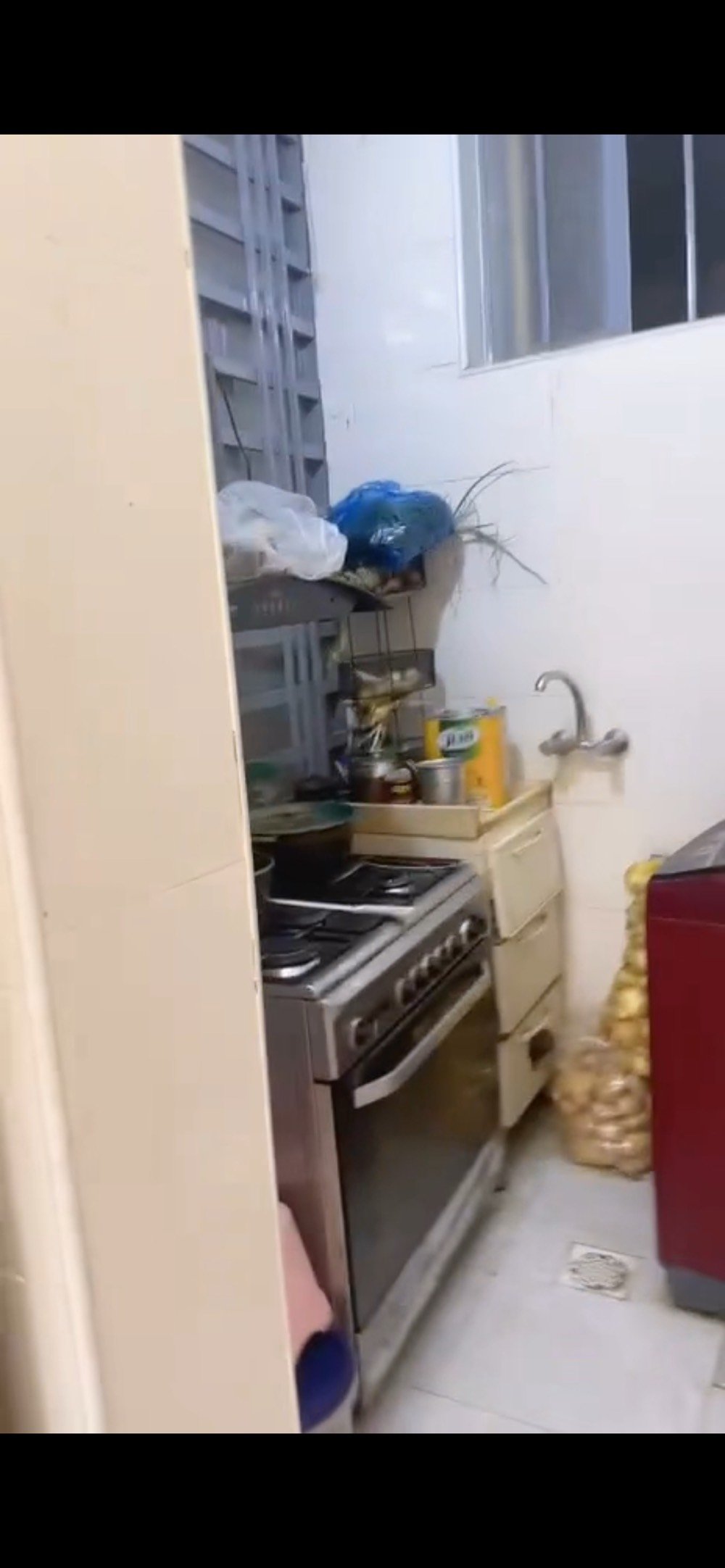  سلام عليكم بيت للبيع بناء حديث سنة 2025 بغداد المحمودية حي المهندسين الشارع الاول زراعي سند 25 اقرار محكمة مساحة 150م يحتوي الدار على مطبخ حار و بارد .. صالة استقبال غرفتين نوم صحيات خارجية وداخلية للاستفسار وتساب ***********