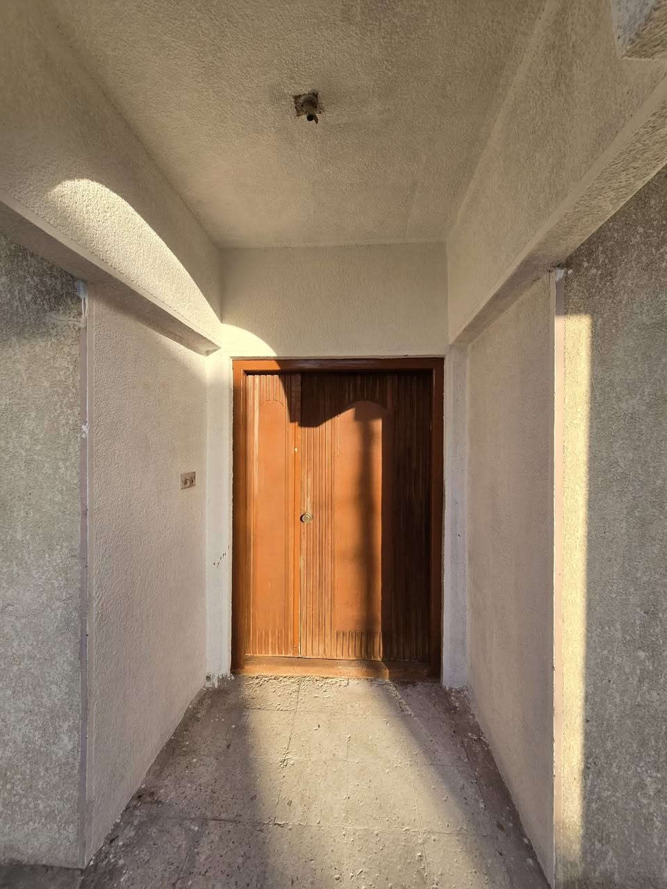 � للإيجار – بيت طابقين
📍 حي آسيا

بيت نظيف ومرتب، موقع هادئ ومناسب للسكن، يتكون من:

🔹 الطابق الأول:

 • غرفتين نوم
 • هول
 • استقبال
 • حولي

🔹 الطابق الثاني:

 • غرفة نوم
 • هول
 • مخزن

🔹 المواصفات:

 • سطحين
 • كراج سيارة
 • أرضية مبدلة جديد
 • حمام كامل ونظيف
 • صحيات كاملة
 • تانكي ماء
 • خط مولدة
 • جهاز تحويل

💰 الإيجار: 725 ألف

📞 للاستفسار: ***********
