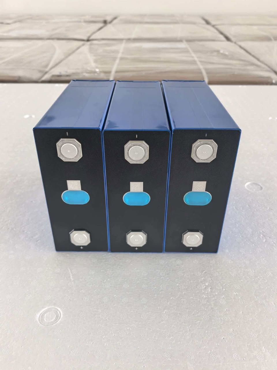 EVE's new Class A 314Ah square lithium iron phosphate battery uses MB31 large single-cell energy storage cells.


**إذا كنت صاحب هذا الإعلان وتريد حذفه لأي سبب، رجاءا أرسل رسالة إلى الدعم الفني**