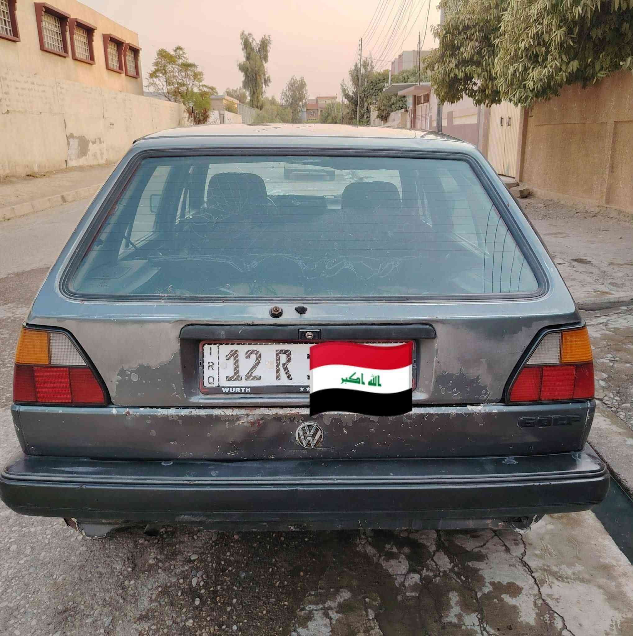 سياراة موديل 85 للبيع ما بيها طغه ولا معجون وبس بيها تطويز بوند وسقف السعر 30 وبيها مجال والتواصل عل رقم***********
