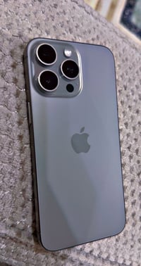 للبيع ايفون 15 برو ماكس ذاكره 256  بطارية 89 السعر مليون  /07500703166...