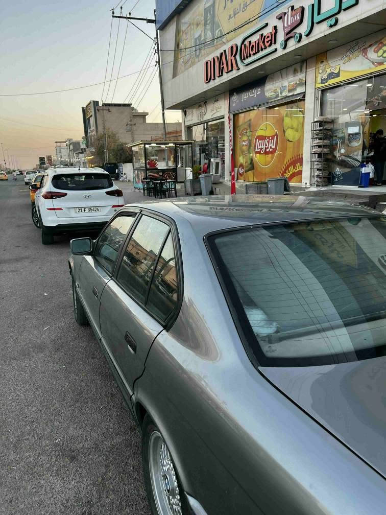السلام عليكم 
بي تم موديل ١٩٩١ 
٥٢٥ كير اوتوماتيك
رقم كركوك سنوية جديدة لحد ٢٠٢٩ 
بها بطاقة بنزين 
تبريد
شرط تحويل و غرامة 
سعر : ٦٠ بها مجال بسيط لطيبين *********** كركوك, العراق
