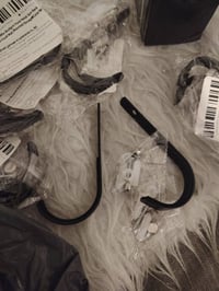 خطاف تعليق ملابس • معدن متين • مع براغي