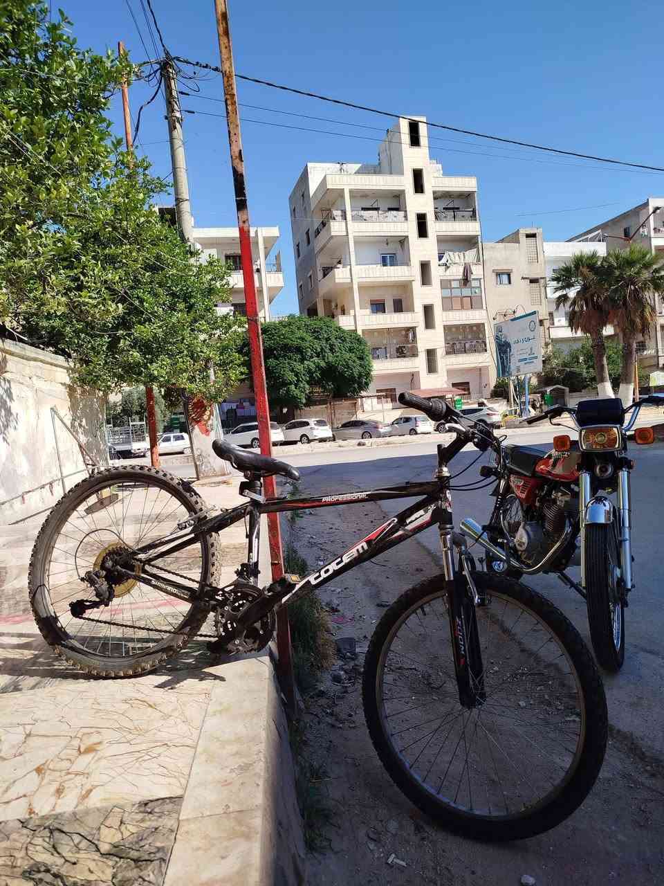 السلام عليكم ورحمه الله وبركاته 
البيع جملة الجملة ومفرق 
تشكيلة واسعة من الدراجات الاوربية من كافة المقاسات
الاسعار 
مقاس 26 السعر من 50 دولار حتى 100 دولار 
وهناك قطع مميزة سعرها فوق 100 دولار 
موقعنا على خرائط غوغل باسم 
شركة الخليل للبسكليتات الاوربية 
العنوان ادلب شارع الثورة غربي دوار الزراعة باتجاه جامع سعد وشمال دوار الشمعات قبل بناية الباخرة على اليسار 
رابط مجموعتنا على وتس اب 
https://chat.whatsapp.com/Ek8Uvs95v68Eufg1Uo0p1U
التواصل ابو جمال+963986815842
ابو القاسم+46700720502
يوجد شحن لكافة المحافظات السورية 
ويوجد رابح على عدد المشاركات 
دمتم برعاية الله وحفظه


**إذا كنت صاحب هذا الإعلان وتريد حذفه لأي سبب، رجاءا أرسل رسالة إلى الدعم الفني**