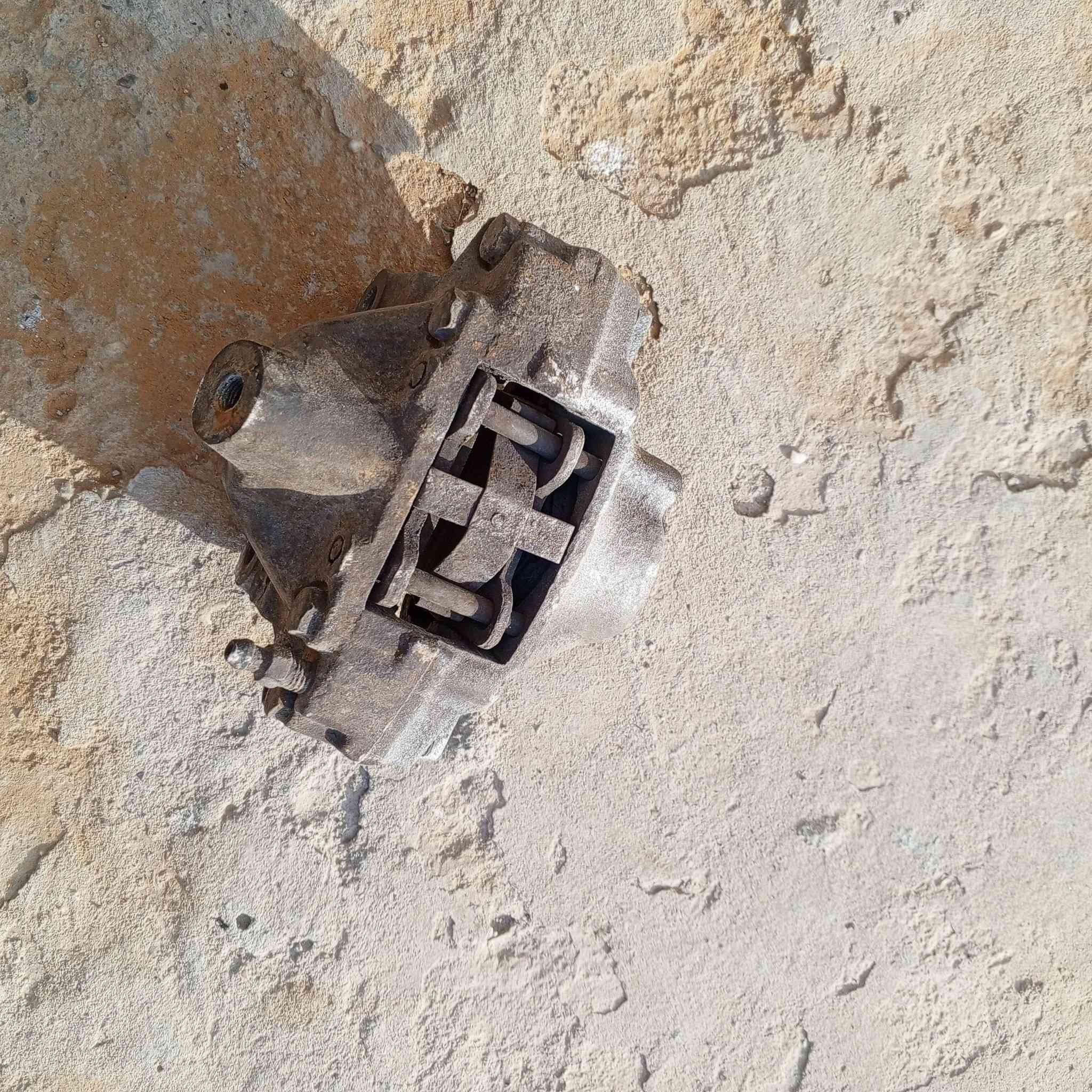 السلام علیکم
فج مال بریك خلفي افلنج مع كولبرینات مستعمل نضیف مسلس دب 300
***********
