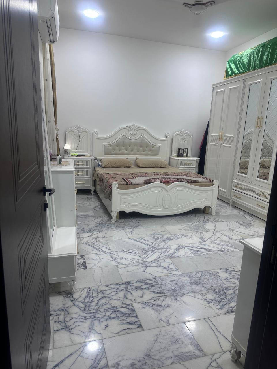 ✨🏡 تحفة معمارية للبيع 🏡✨

🔹 دار حديثة وفخمة بمساحة 200 متر
📍 الموقع: زوير — قرب الشرطة النهرية
🚗 تبعد حوالي 200 متر فقط عن الشارع الرئيسي (شارع الكورنيش)

━━━━━━━━━━━━━━━

🏠 تفاصيل الدار:

🔸 الطابق الأول:
🛋️ صالة واسعة
🍽️ مطبخ
🚿 مجمع صحيات
🛏️ غرفة نوم

🔸 الطابق الثاني:
🛏️ 3 غرف نوم
🚿 مجمع صحيات
🚪 كوليدور

━━━━━━━━━━━━━━━

✅ بناء حديث وعصري
✅ موقع هادئ ومميز
✅ الدار غير مسكونة حاليًا
✅ استلام مباشر وفوري
🪑 يباع مع الأثاث أو بدونه حسب الاتفاق

━━━━━━━━━━━━━━━

📌 للاستفسار والمراجعة:
🏢 مكتب الملاك للعقار
📍 حلة — حي الصحة — قرب جسر بتّه

📞 أرقام الاتصال:
☎️ ***********
☎️ ***********
☎️ ***********
☎️ ***********

🔥 فرصة ممتازة للسكن والاستثمار 🔥 حلة, بابل

