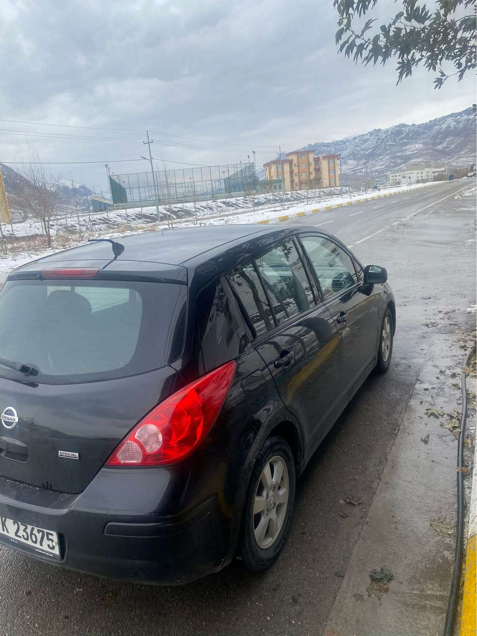 نیسان ڤێرسا ۲٠۱۲
ڤێرسای ئەمریکی مواسەفات فول بەس سلایت نیە 
سەیارەکە بێ مەسرەفە و تەقەو رەقەی نیە 
گێرو مەکینەی بەشەرتە 
۲ پارچەی بۆیاخ هەیە بێ سرد و چاڵ و قوپ
سەنەوی هەتا 2028 نوێیە
سەیارەکە بەس ماشااللەی دەوێت هەتا بڵێی خاوێنە ماڵی دۆستە سعری 96 گەڵا و محامەلە شوێن ڕانیە *********** رانية, السليمانية
