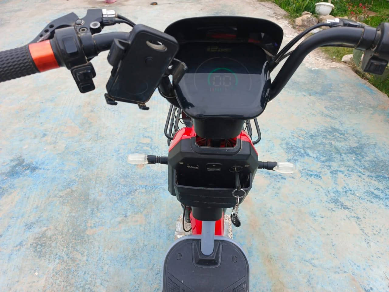 سلام عليكم بايسكل شحن سعره375وبي مجال نضافه60٪. اربع بطاريات 3سرعات غراضه كامله تايرات جدد بطاريات جدد شاحنته جديده البلوتوث يشغل يربط المكان سده الهنديه الرقم ***********
