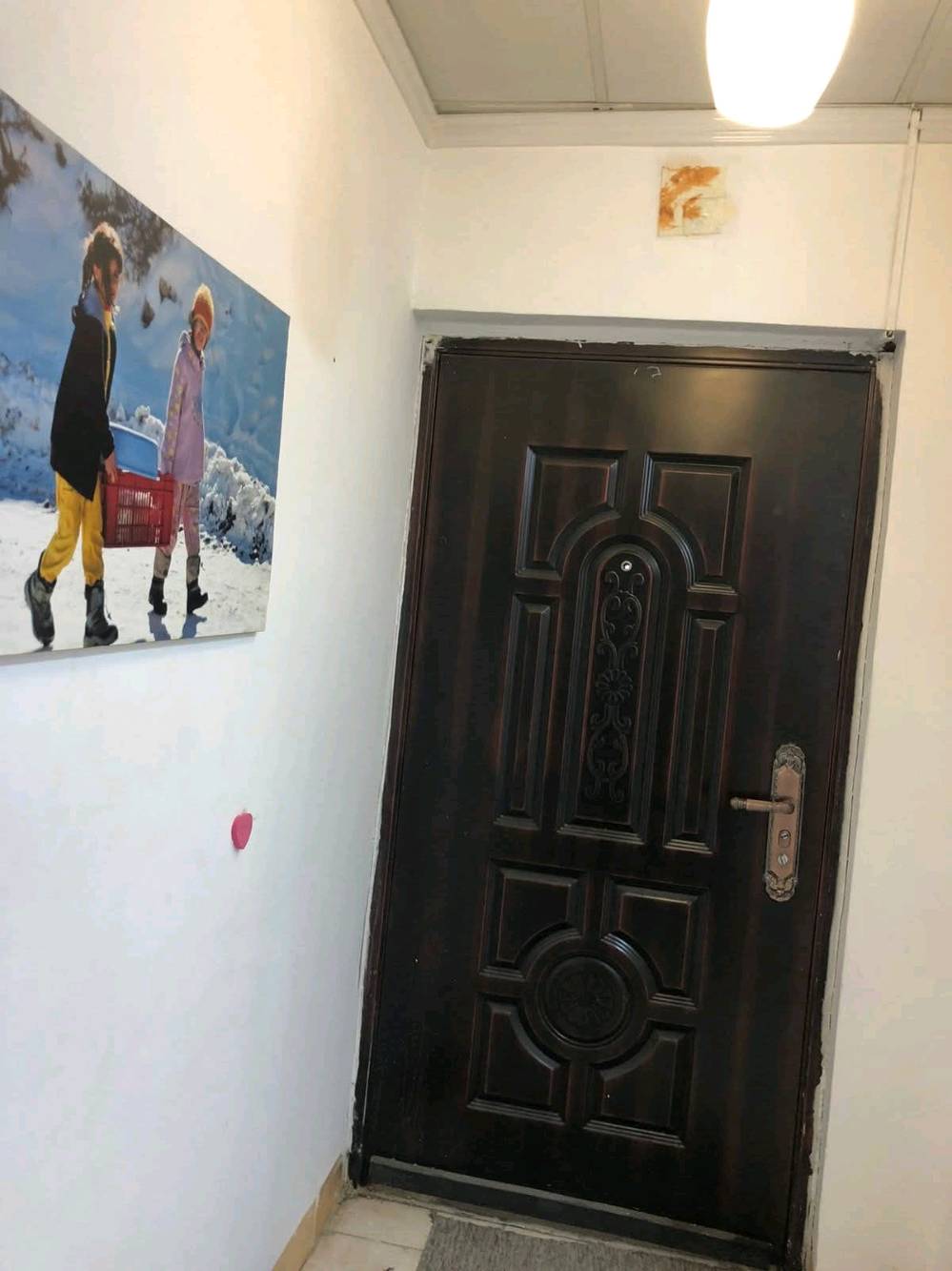 لبيع شقة ملك باسمي موثثة ضمن مجمع سكني قريب من فاملي سليمانية وشارع ٦٠ مجمع سكني كول شار غرفتين نوم وصالة ومطبخ واستقبال وحمامين غربي وشرقي وبالكون مجهزة ب سبالت عدد٢ وسقوف ثانوية وباب قاصة رئيسي كهرباء وطني فول سعر ٣٥٥ ورقة بي مجال مع معاملة للتفاهم هاتف *********** تحويل مباشر