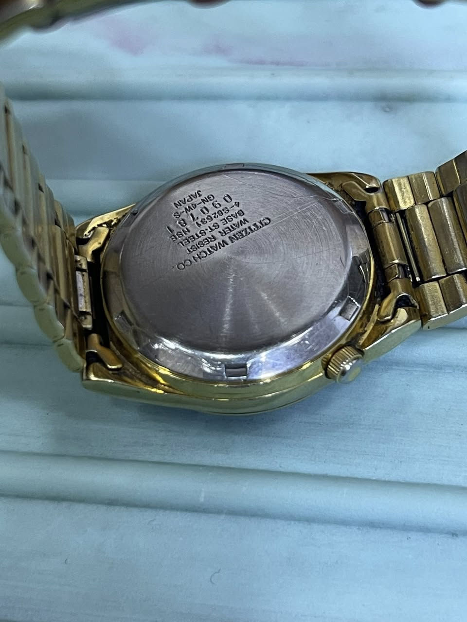 السلام عليكم الساعة في بعض الأسواق العربية، مثل العراق، باسم ساعة سيتيزن "أبو صقر"، وهي ساعة يابانية كلاسيكية نادرة (Vintage) من إنتاج شركة سيتيزن. تعمل بنظام أوتوماتيكي (Automatic)، وهو ما يعني أنها تعتمد على حركة معصم اليد لتعبئة الطاقة ولا تحتاج إلى بطارية. تحتوي على 21 جويلز (21 Jewels)، وهي أحجار كريمة صناعية تُستخدم لتقليل الاحتكاك وزيادة دقة الأداء وطول عمر المحرك. تأتي بهيكل وسوار من الفولاذ المقاوم للصدأ (Stainless Steel) باللون الذهبي، ومينا ذهبية فريدة تحتوي على نافذة لعرض التاريخ واليوم. مداخله صيانه وكلشي بيها اصلي وخاص بساعه سعر ب100


**إذا كنت صاحب هذا الإعلان وتريد حذفه لأي سبب، رجاءا أرسل رسالة إلى الدعم الفني**