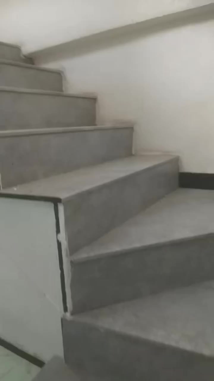 السلام عليكم يوجد بيت 100 مربع للايجار الرئاسه شارع 20 للتواصل واتساب ***********
