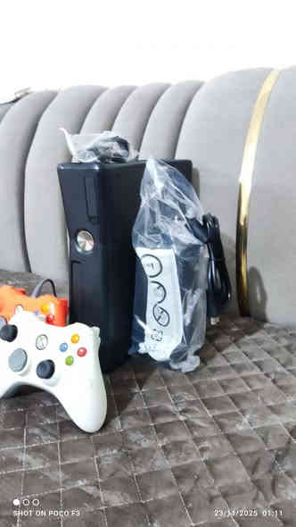 اكس بوكس 360مهكر حيل حيل نظيف نظام اروره حتى مكان القرص شغال ويحتوي على 148لعبه قويه من ضمنها pes 25حقيقة ويحتوي على 2جوستك وغراضه كله بلادي شرط الفحص اضافتن محوله بلاديه جديده بعده مامستخدمه السعر 120وبي مجال للطيبين توصيل جميع المحافظات متوفر ***********
