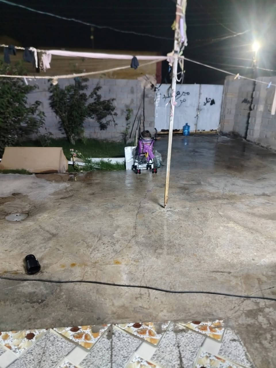 سلام عليكم بيت للبيع طابو زراعي سند 25مساحه 185متر يتكون من غرفت نوم وصاله ومطبخ وصحيات وطارمه وبيت ركن مكان مسيب طريق ابو جاسم حي الشهداء التواصل ***********السعر 81وبي مجال
