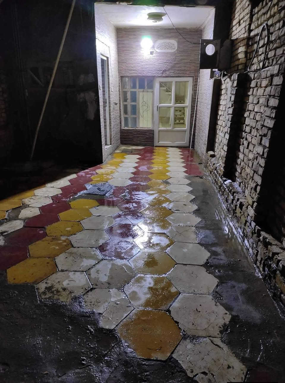 السلام عليكم بيت للايجار حي الفرات شارع المستوصف تبليط المساحة 100  طابقين   سعر الايجار 250  للاستفسار
يصلح لعائلة صغيره للاستفسار اكثر على الرقم ***********
